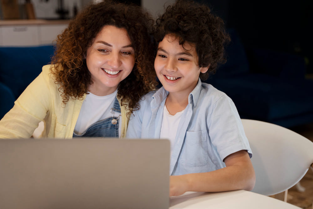 Un parent d'élève et un élève consultent l'ent Occitanie sur un ordinateur