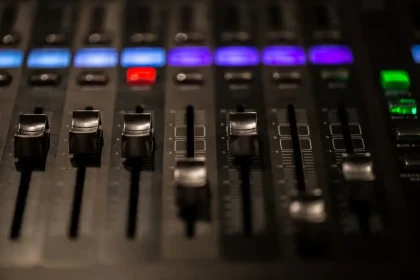 zoom sur le poste de contrôle radio