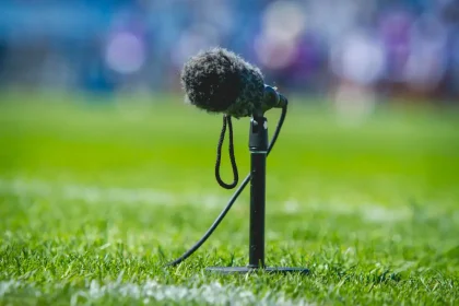Micro de radio sur un terrain de football