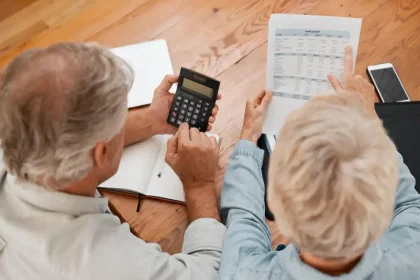 Des retraités calculent le montant de leur retraite