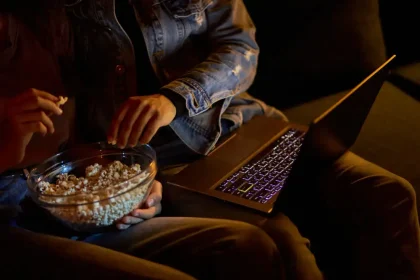 Un couple regarde un film en streaming sur yortom