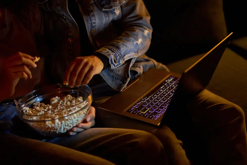 Un couple regarde un film en streaming sur yortom