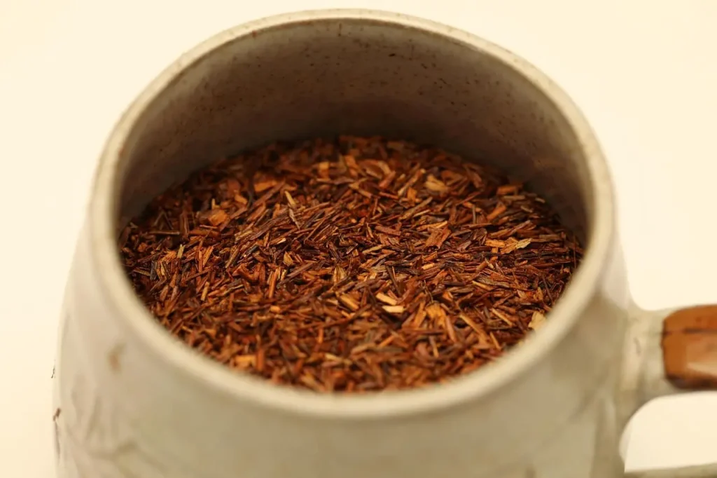 Gros plan sur du rooibos dans une tasse