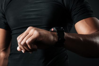 Différence entre une montre GPS et une smartwatch sportive