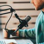 Un homme réalise un podcast entreprise