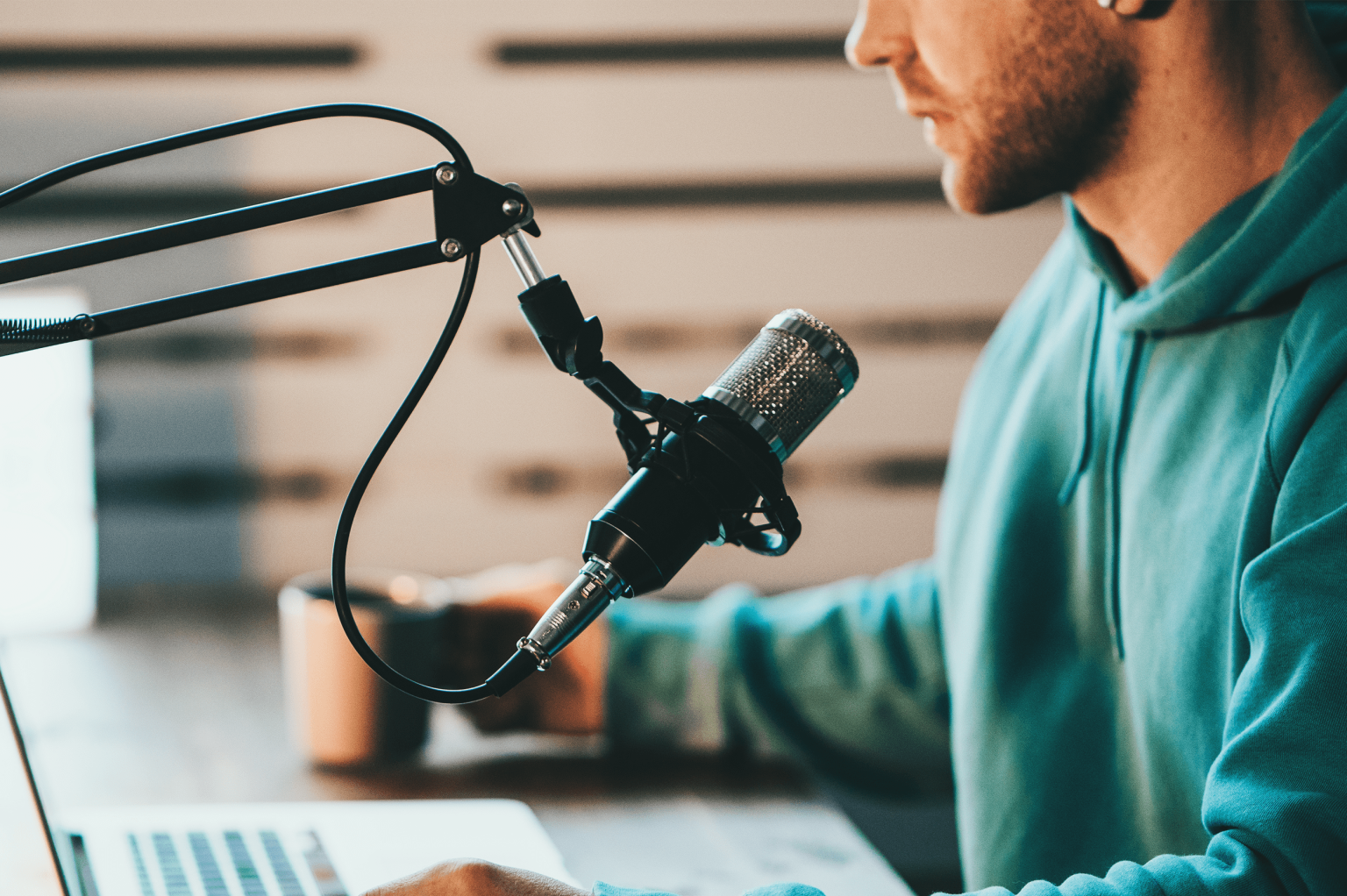 Un homme réalise un podcast entreprise