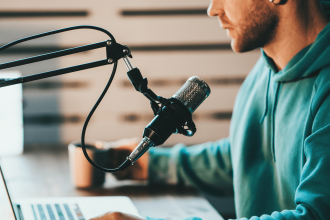 Un homme réalise un podcast entreprise