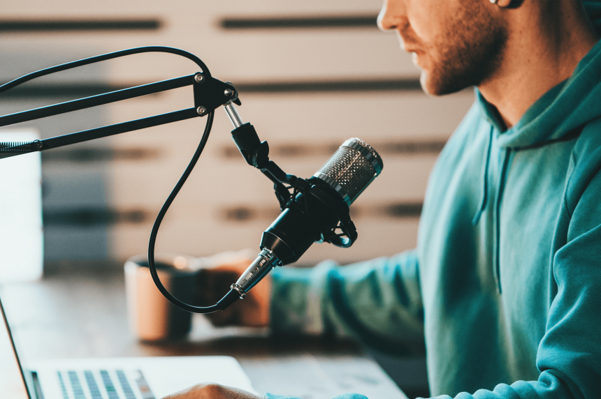 Un homme réalise un podcast entreprise
